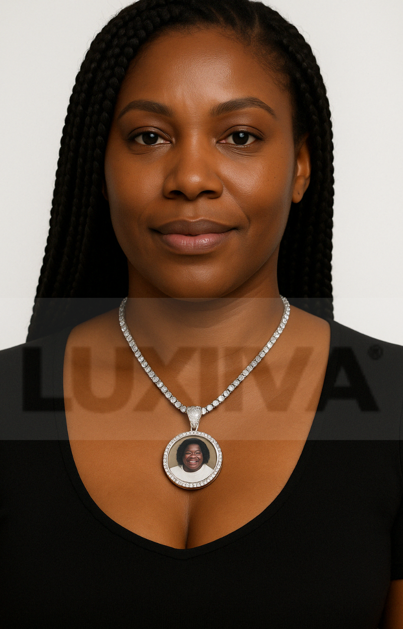 LUXIIVA® CLASSIC CIRCLE CUSTOM PICTURE PENDANT