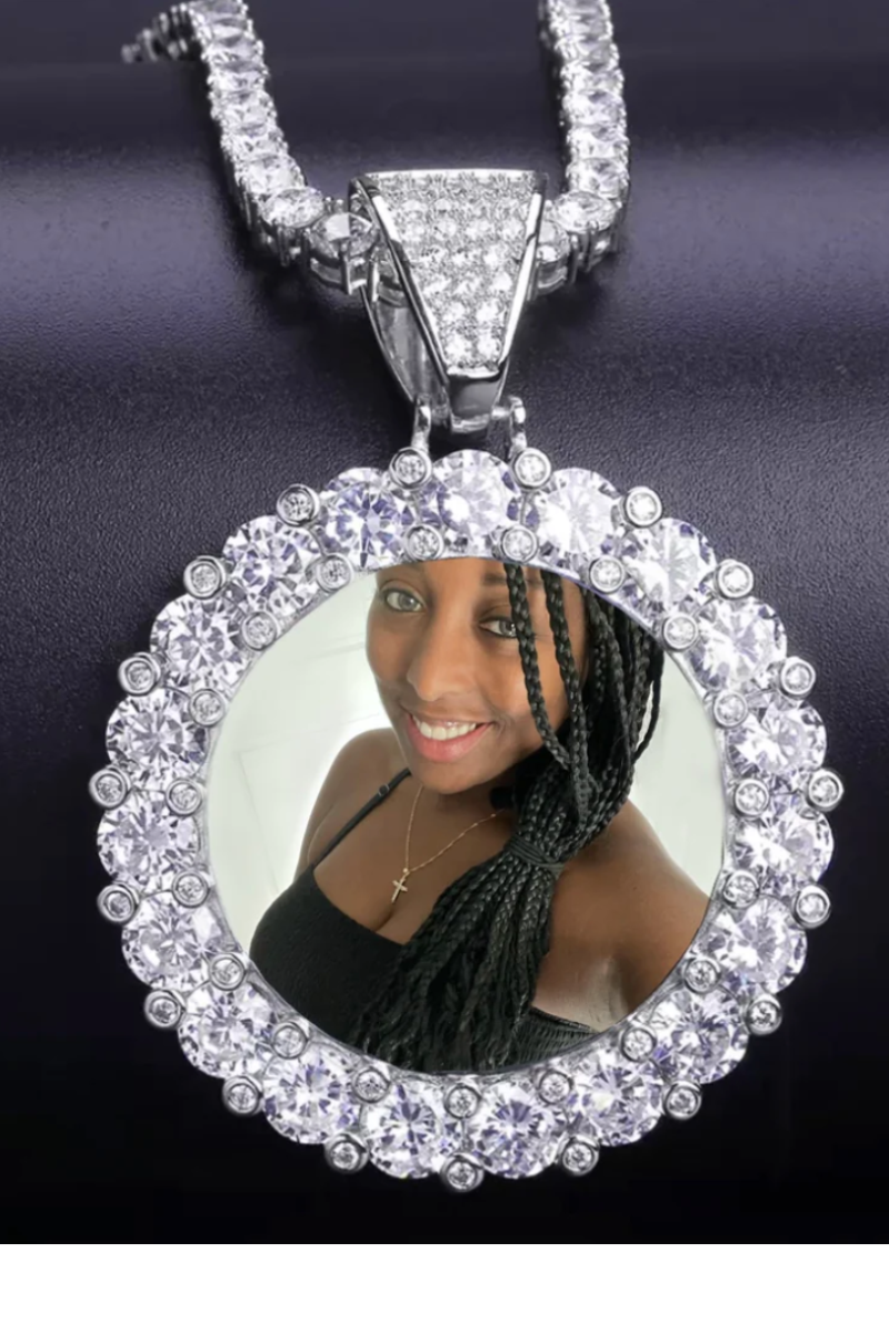 LUXIIVA® LARGE CIRCLE CUSTOM PICTURE PENDANT