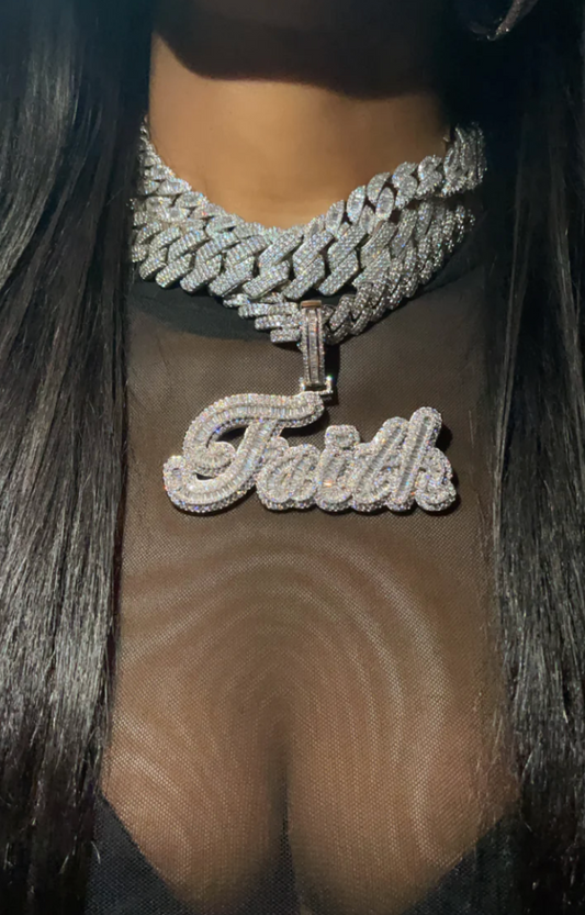 KELLY DIAMOND NAME NECKLACE