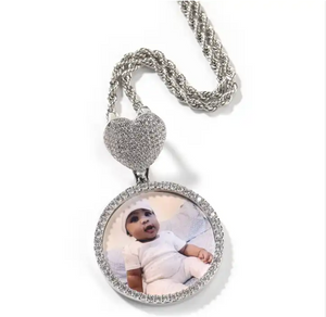 CLASSIC CIRCLE PHOTO PENDANT WITH HEART HOOK