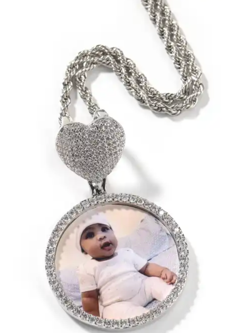 CLASSIC CIRCLE PHOTO PENDANT WITH HEART HOOK